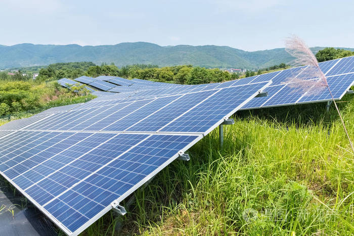 無聲的閃耀 太陽能電池板細節(jié)里的沉默革命